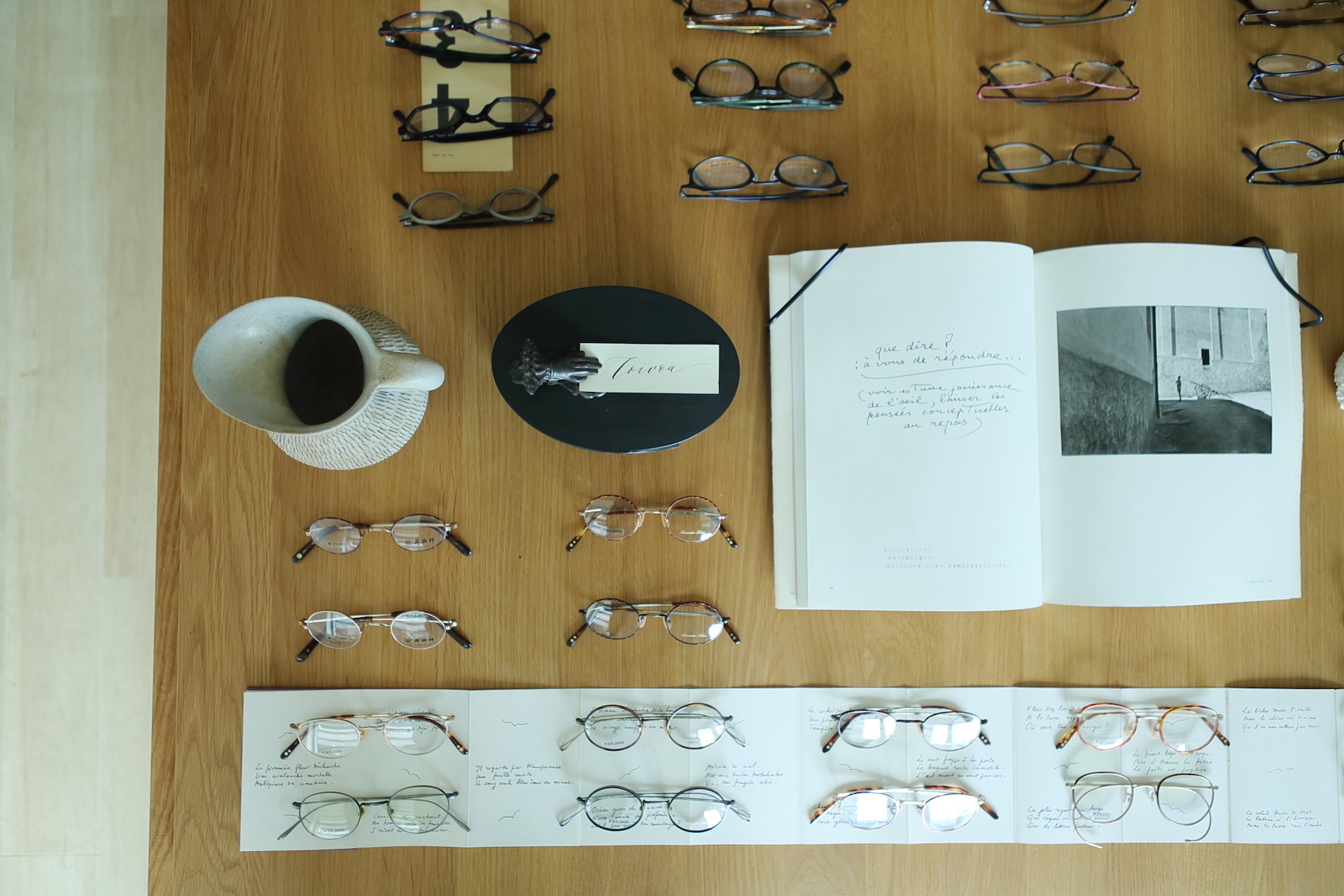 toivoa -トイボア-がご提案するのは、毎日を楽しく快適にする眼鏡。それ1本で日々の暮らしに小さな楽しみが生まれる、そんな眼鏡を取り揃えています。掛ける方の個性やライフスタイルにぴったりと寄り添う1本は、何気ない日常や掛ける方の内面までをも変えてしまう大きな力を持っています。機能面やファッションのみならず、眼鏡を通じて、そんなトータルのご提案をさせていただく。それが toivoa -トイボア-の理想です。